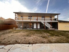 Building Photo - 845-845 W 7th St