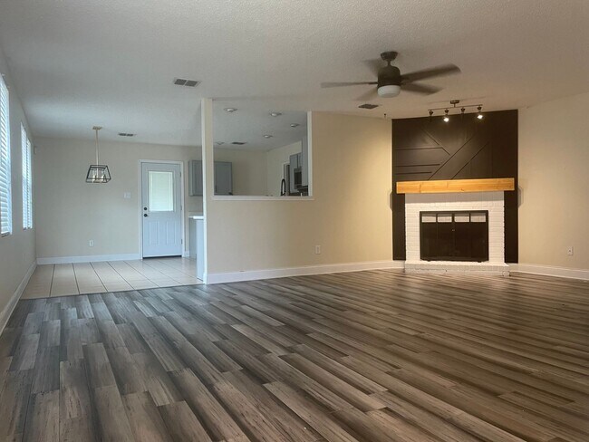 Foto del edificio - Charming 3BD/2BA with fireplace