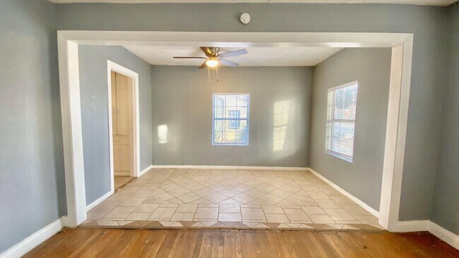 Foto del edificio - Handyman Special $0 First Month's Rent / “You fix, you SAVE BIG!!” Contact Mayshell for details: ...