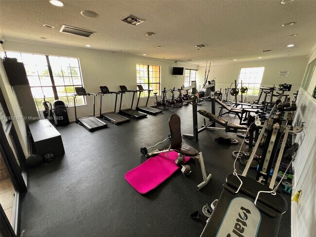 Foto del edificio - 5861 Riverside Dr