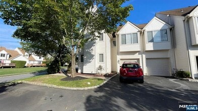 Building Photo - 12 Independence Ct