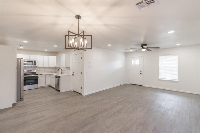 Building Photo - 566 Parkhill Cir