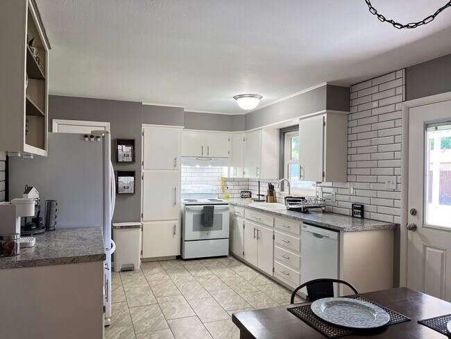 Foto del edificio - Beautiful fully furnished all bills paid home!