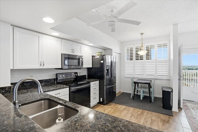 Foto del edificio - 6425 Shoreline Dr
