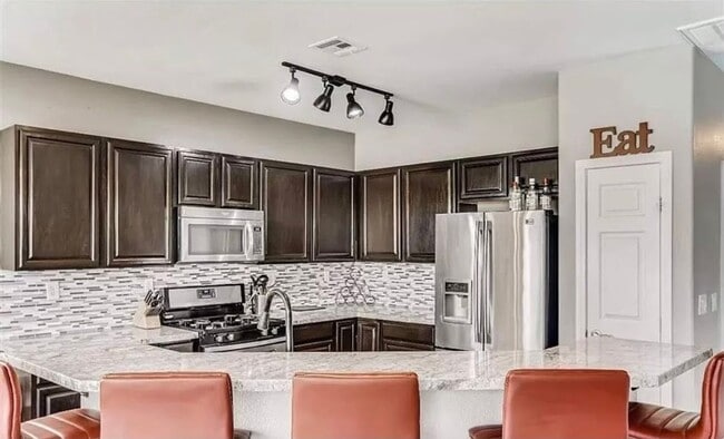 Foto del edificio - AWESOME 3 BEDROOM RENTAL DUAL LIVING SPACES LOCATED IN THE SW!!!!