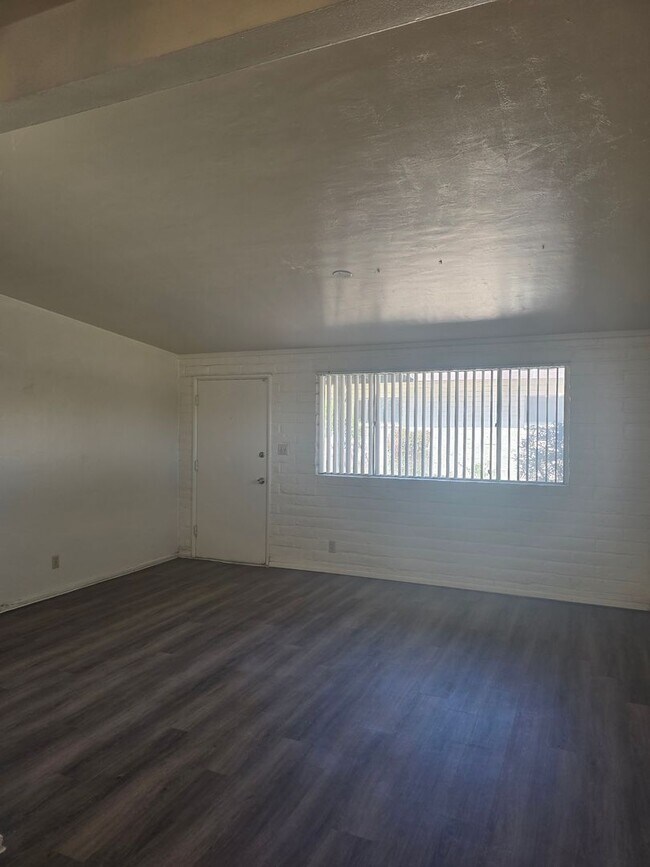 Foto del edificio - 3501 E 3rd St