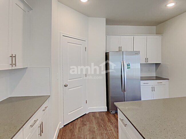 Foto del edificio - 2381 E Frontier St