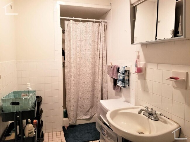 Building Photo - Packard's Corner three bedroom filled with sunlight