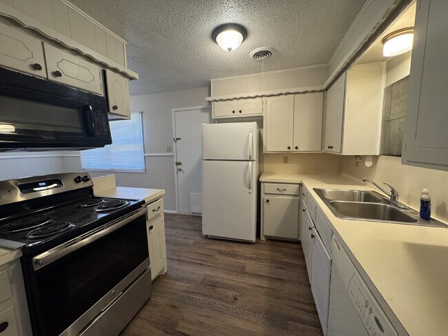 Building Photo - Newly updated, spacious 2 bedroom