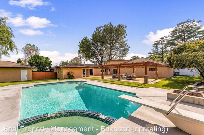 Foto del edificio - 4 br, 6 bath House - 3675 Locksley Dr