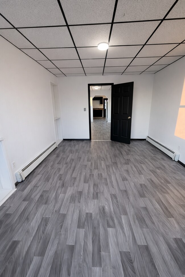 Building Photo - 32 Douw St