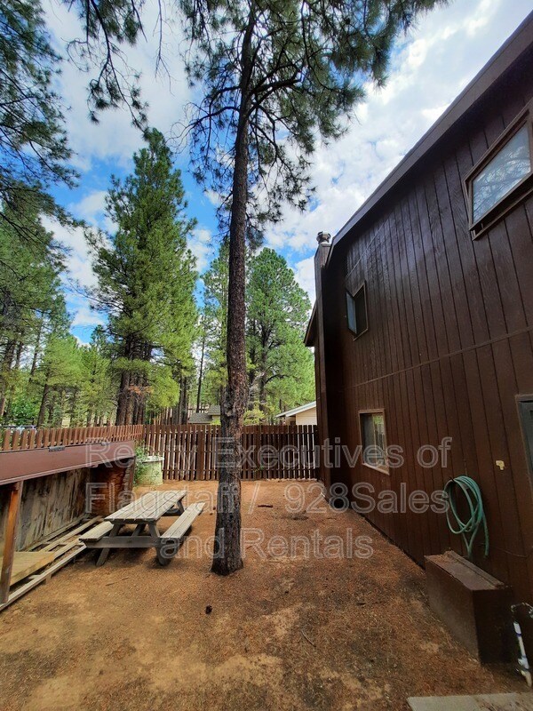 Foto del edificio - 2051 N Timberline Rd