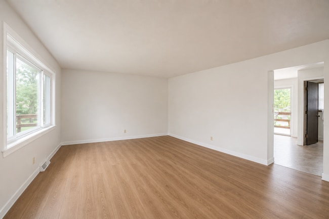 Building Photo - Updated 3 Bed Duplex