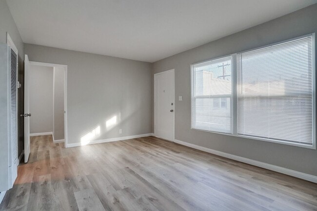Building Photo - Upgraded Studio in Belmont Shore Available Now!!