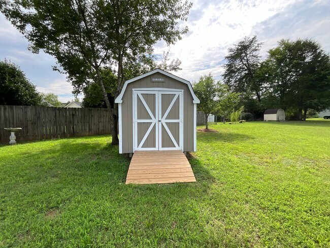 Building Photo - Updated 3/2 Home in High Point, One level,...