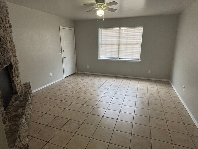 Foto del edificio - 2 Bedroom, 1.5 Bathroom 1st Floor Condo wi...