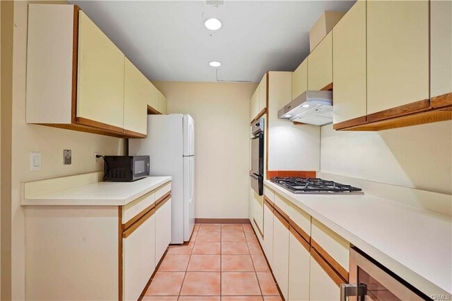 Building Photo - 500 E Del Mar Blvd