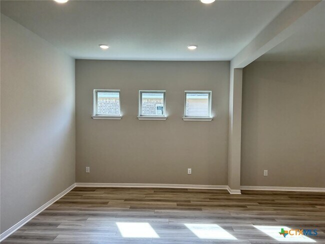Building Photo - 10211 Six Shooter Ln