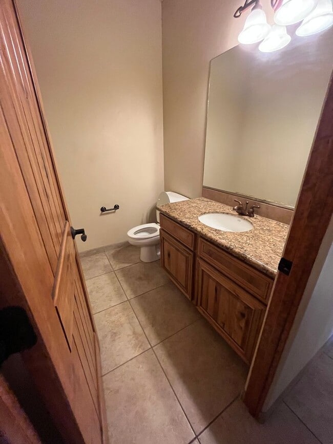 Building Photo - Beautiful 3 Bedroom Home! Available Now!