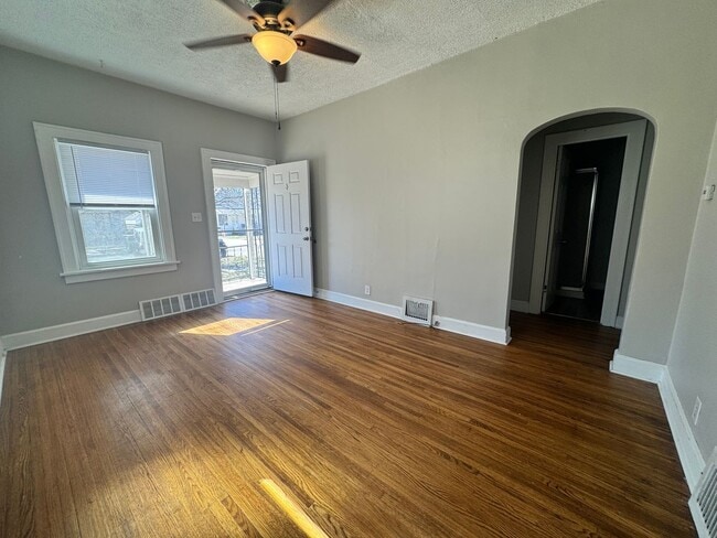 Foto del edificio - 3 bedroom, 2 bath in NE Lincoln