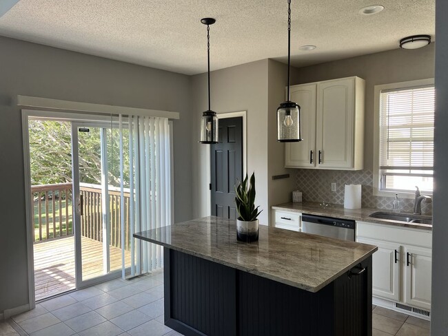Building Photo - Beautiful 4 bedroom end unit townhome