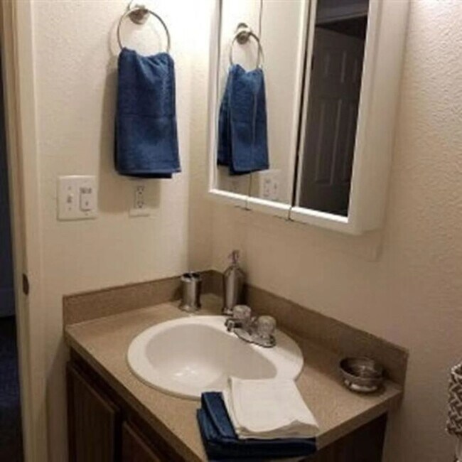 Foto del edificio - Welcome home to Sunset Villa in charming Canby! Offering 1 Month Free! Brand New Washer & Dryer!