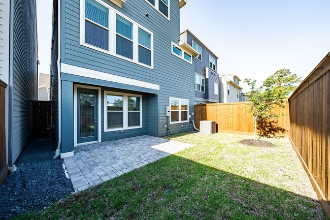 Building Photo - 10916 Brambling Wood Dr