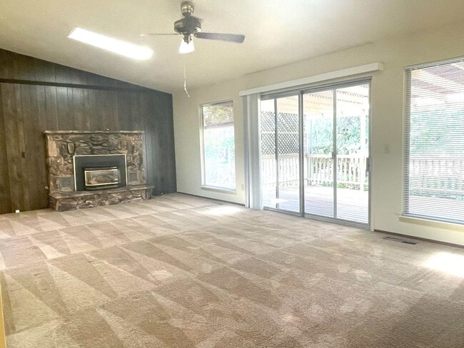 Building Photo - Golf course 3/2 home in Lake Wildwood, Pen...