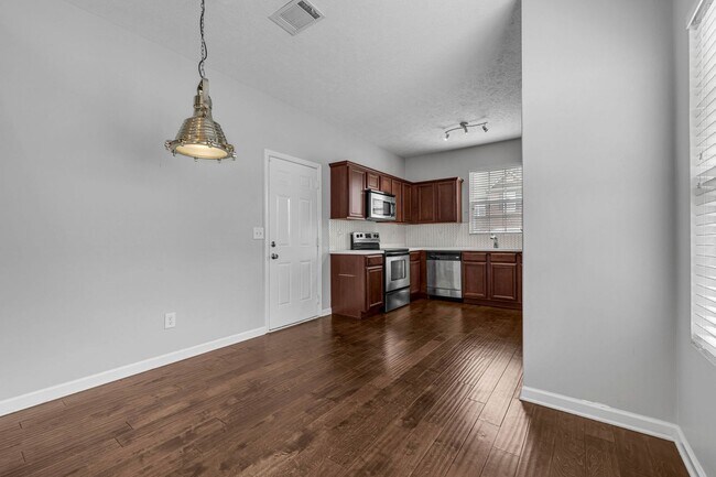 Foto del edificio - 3 Bedroom with Garage Now Available!