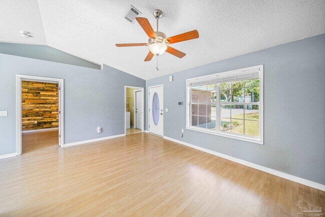 Foto del edificio - 5899 Gillum Rd