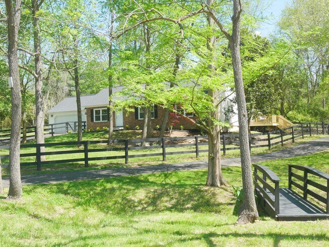 Foto del edificio - 4 Bedroom 3 Bath SFH on 3.5 Acres For Rent...