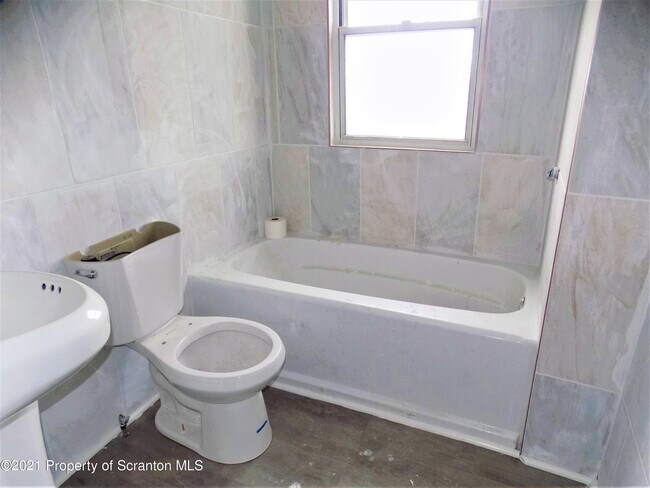 Building Photo - 1110 W Elm St