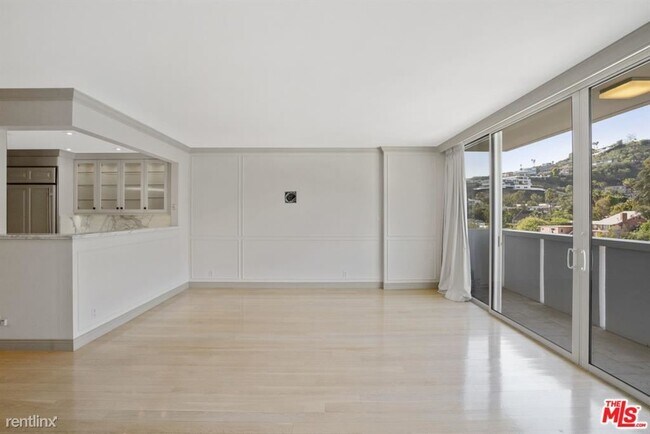 Foto del edificio - 8787 Shoreham Dr