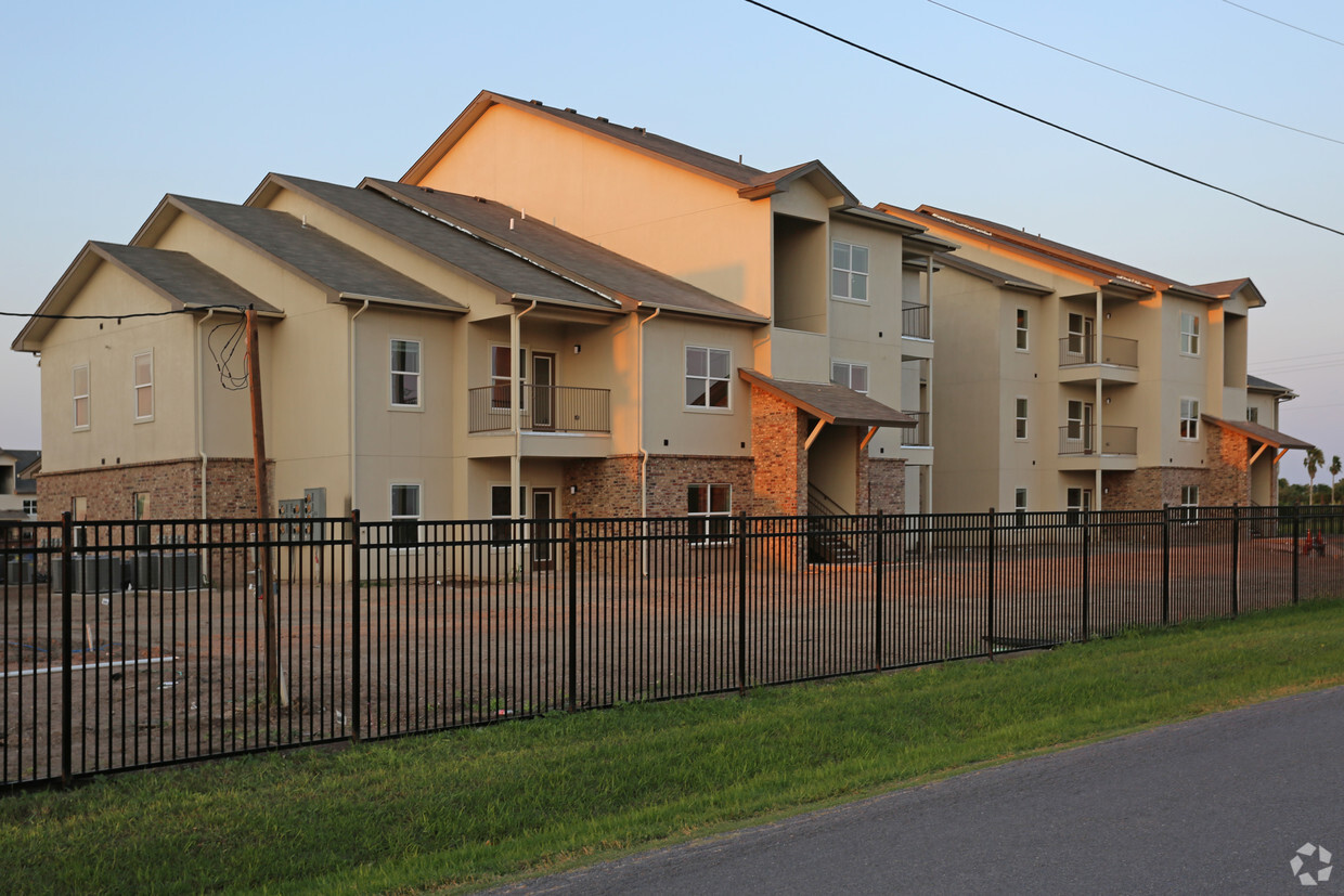 Foto principal - Henderson1575 Apartment Homes