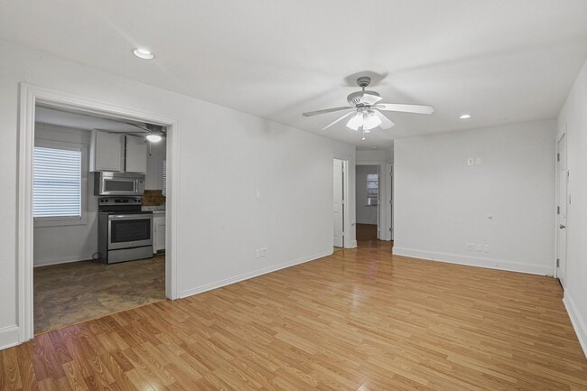 Building Photo - Welcome to your newly updated 2 bedroom, 1 bath home!