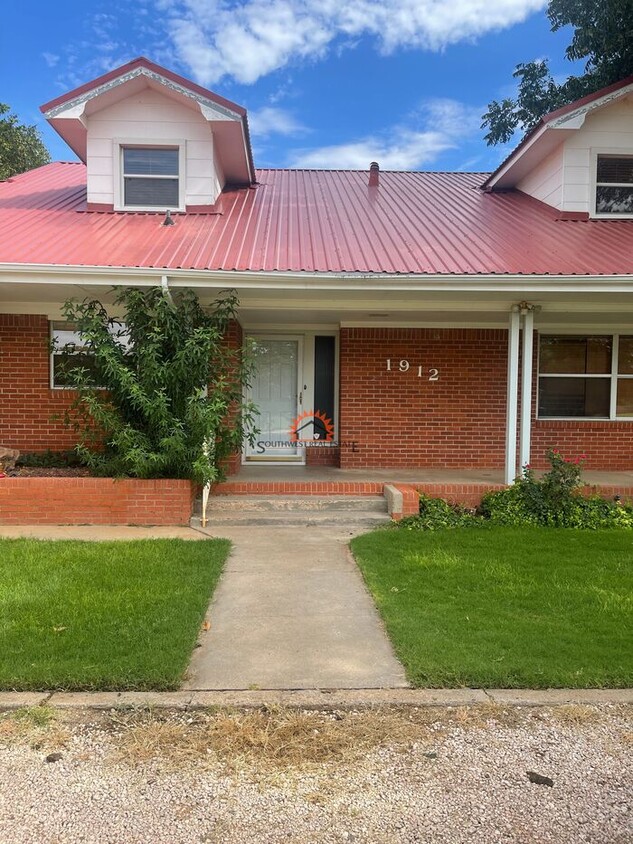 Foto principal - Classic 2 story home on 3 acres in Clovis