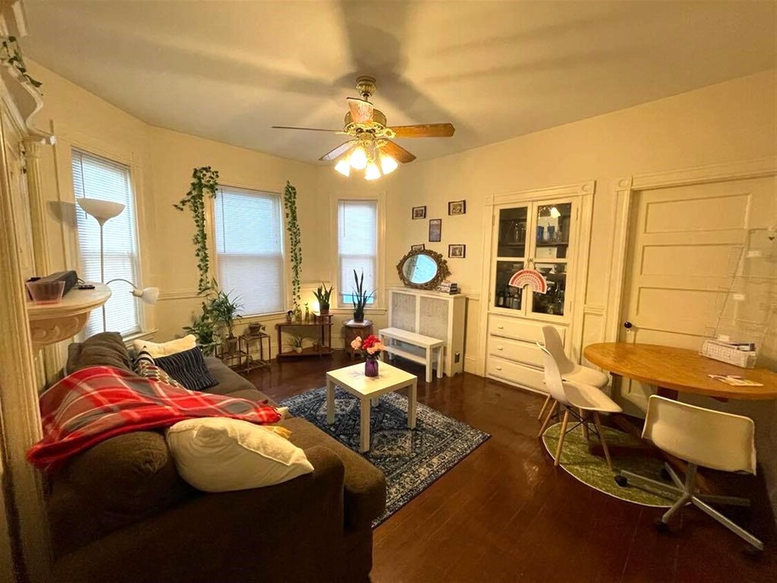 Primary Photo - 158 River St
