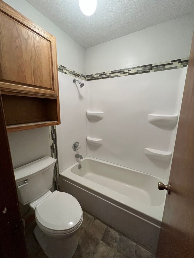 Foto principal - 4 bed 2 bath Centrally Located - Near Aggi...