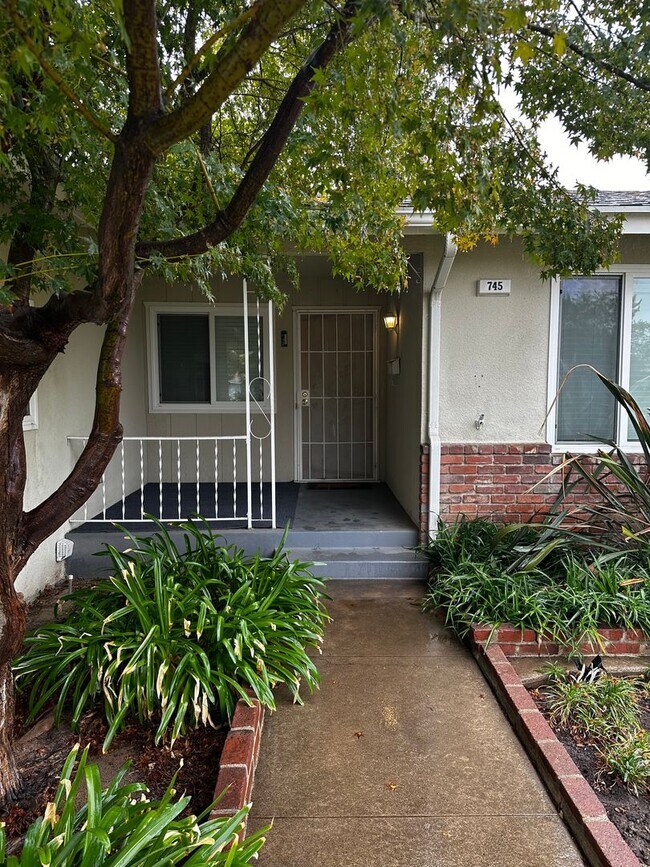 Building Photo - Fresno Home Available for Lease