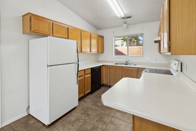Building Photo - Tri-Plex for Rent