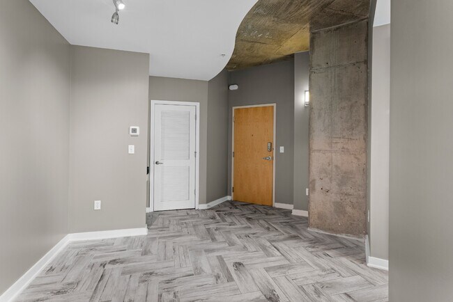 Foto del edificio - Uptown Condo with AMAZING VIEW!