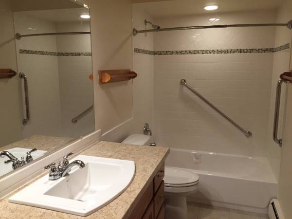 Baño - 231 N Fowler St