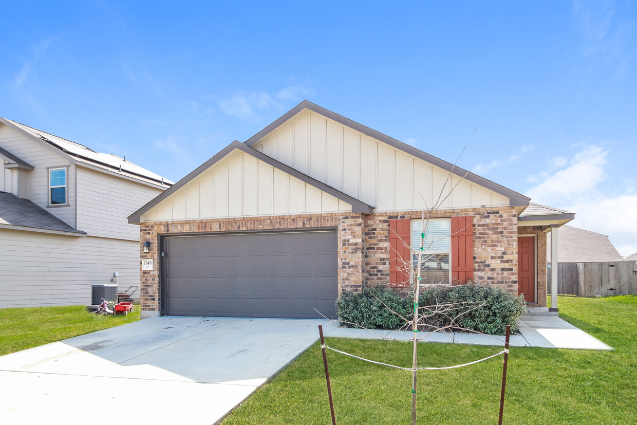 Foto principal - 1348 Rios Meadow Dr, New Braunfels, TX