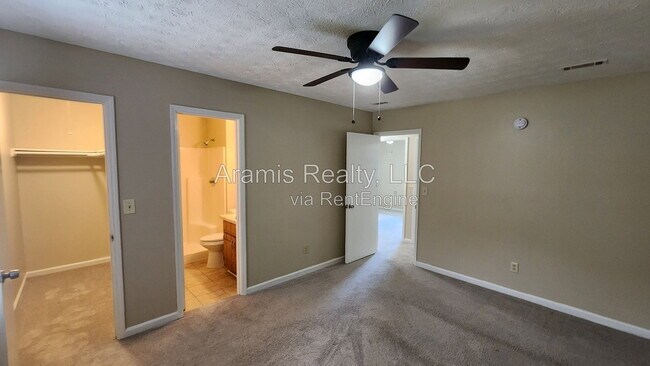 Foto del edificio - 1050 Greendale Ln