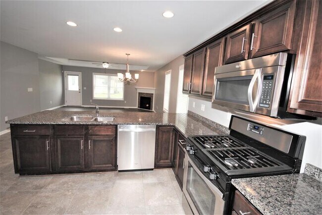 Foto del edificio - 4821 E Highland Pkwy