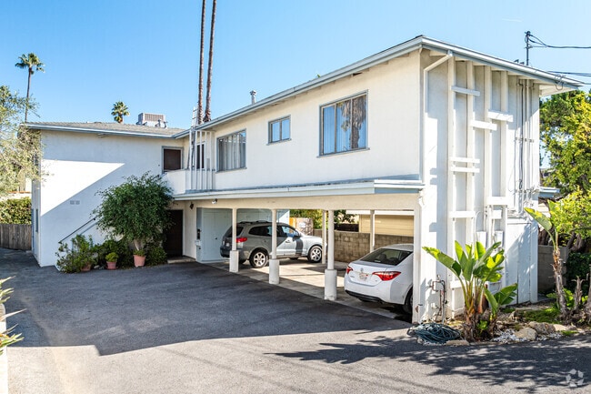 Primario - 3643 Monon St