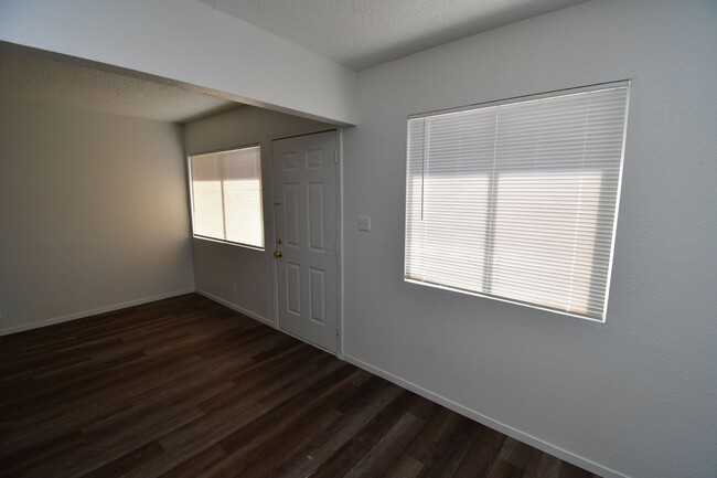 Building Photo - 715 N 11th St - 1 BEDROOM APARTMENT - DOWN...