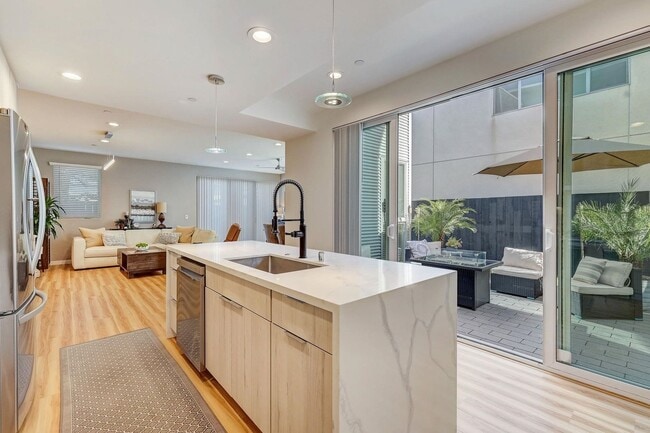 Building Photo - Available Modern Long Term Unfurnished hom...