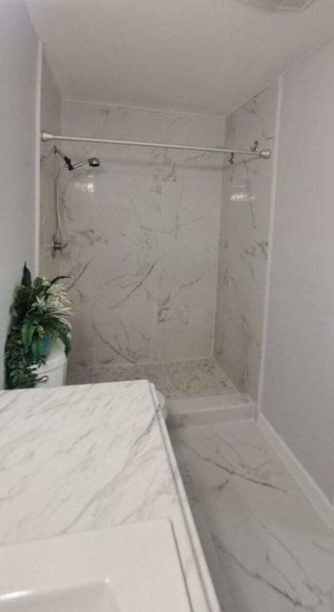 Foto del edificio - 14588 Canalview Dr