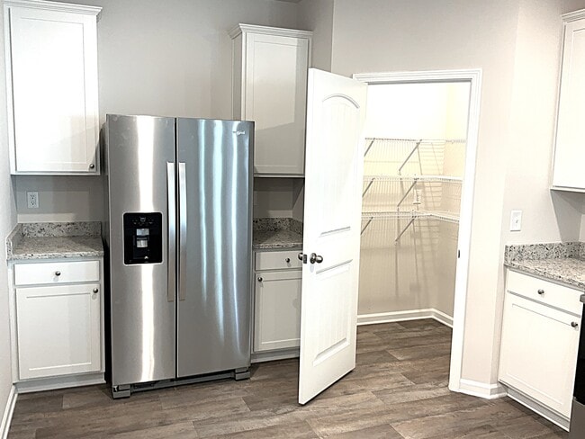 Foto del edificio - 3232 Emberly Dr